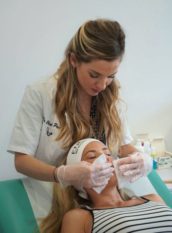 Peeling Séance de peeling esthétique réalisée par le Dr Chloé Prieur à Cagnes-sur-Mer